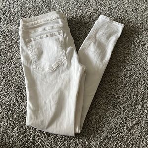 White, mid rise jegging.